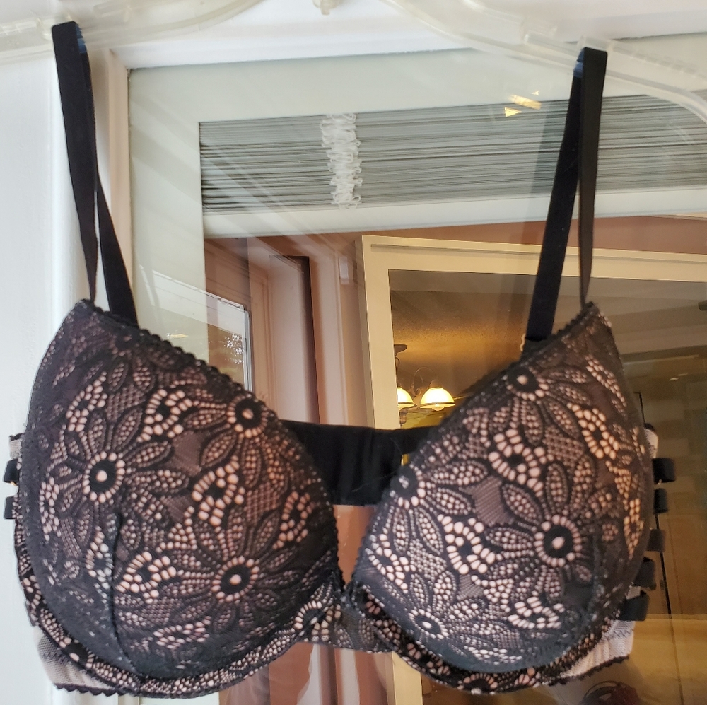 Victoria's Seret Very Sexy push up bra, 32DD.